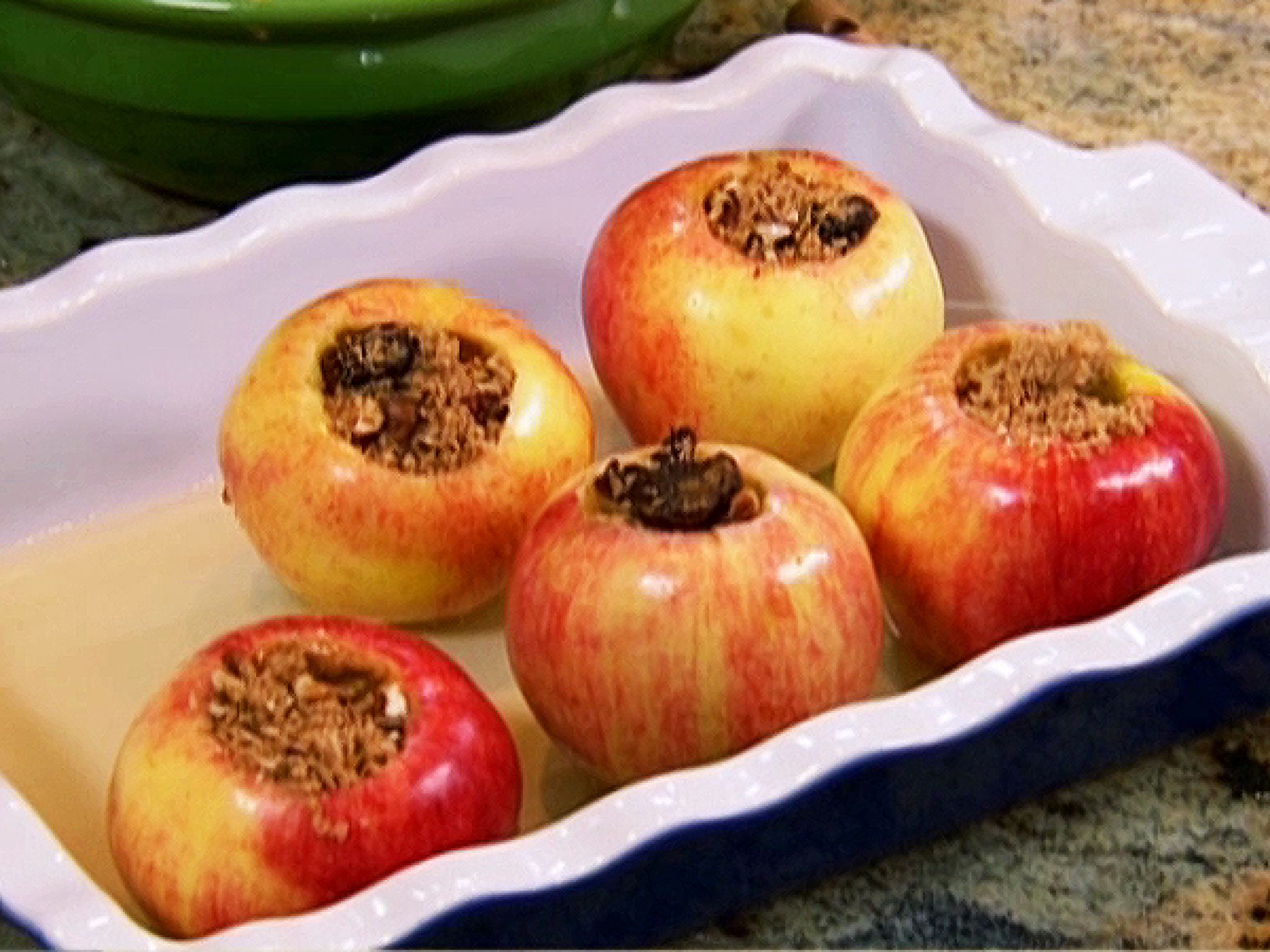 Печеные яблоки польза и вред. Запеченное яблоко калорийность. Запеченное яблоко калории. Яблоко запеченное в духовке калорийность. Яблоки печеные с брусникой.